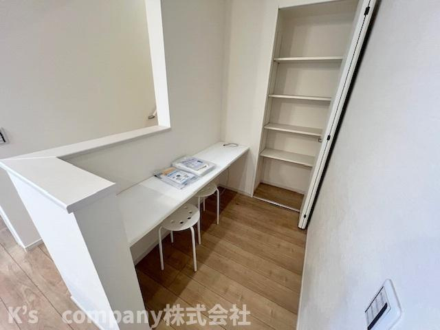 カウンター付き◇◇お子様がお勉強をしたり、アイロンがけをしたりと自由自在にお使いいただけます☆