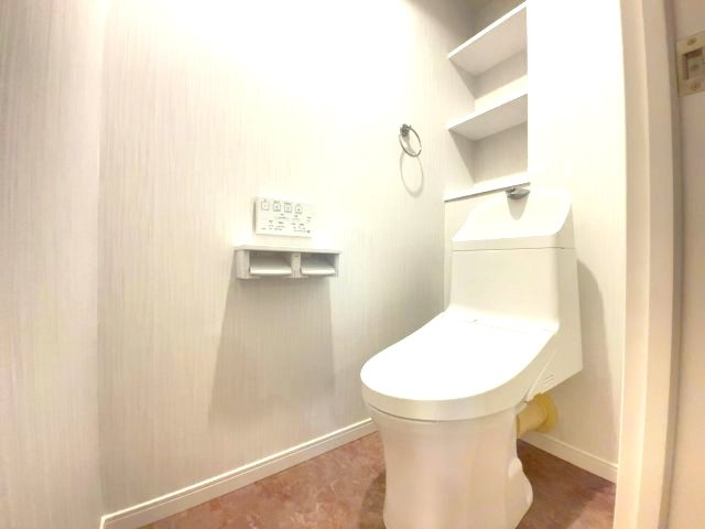 【新品】トイレ交換（収納棚・温水洗浄便座付き）、とても綺麗で清潔感があります♪