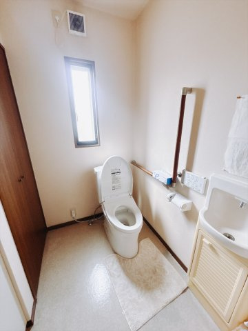 ■トイレ｜白を基調としたトイレになってます♪窓付きなので常に綺麗を保てます♪