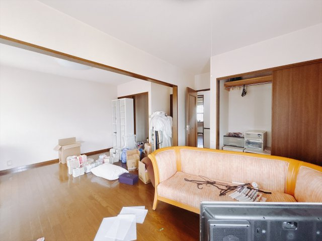 ■洋室｜ナチュラルカラーの床です。模様替えなどとても楽しく工夫できます♪陽当たり、風通しもとても良いので毎日快適な生活スタートです！子供部屋にも良いですね♪