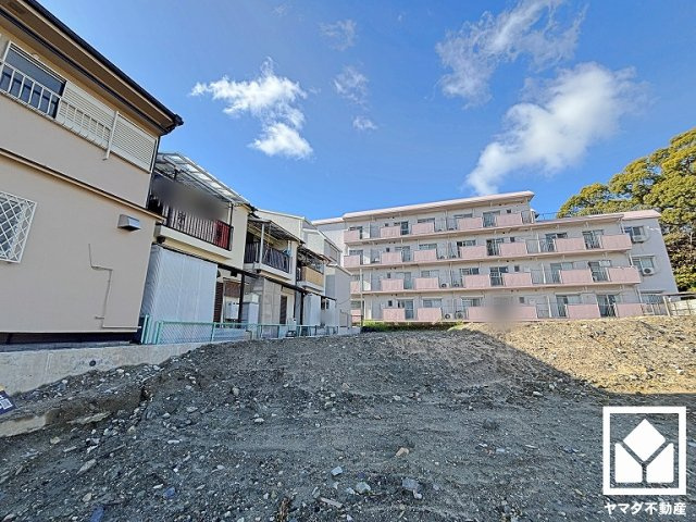 リビング東側の窓はシャッター雨戸付きでセキュリティにも配慮されています。台風などによる飛来物からの保護、また防音・断熱・目隠しなどにも。
