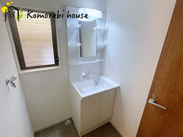 独立洗面化粧台が付いています