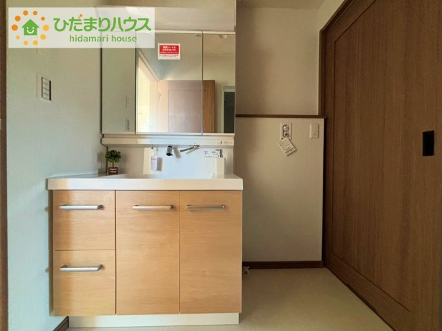 大きな三面鏡の独立洗面。鏡の後ろは収納となっているのでスッキリと整理できます！