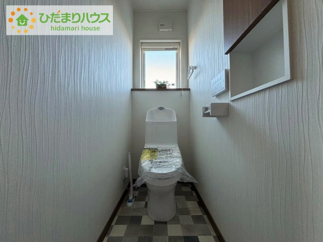 小窓が付いているので、トイレも明るい空間になっております♪