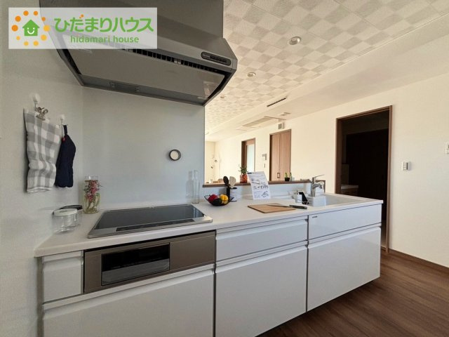 料理をしながらでも、ご家族との会話を楽しめる対面式キッチン