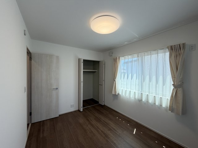 こちらのお部屋は便利な小規模クローゼット付き。お部屋を広く使うための「隠す収納」として、日々の整理整頓を支えます。