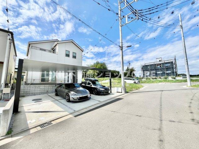 前面道路は閑静な住宅地をはしる車通りの少ない道路。お車の出し入れが苦手なママや小さなお子様にも安心　