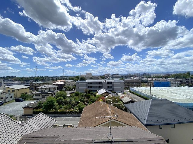 眺望。最上階バルコニーからの景色。前方を遮る建物がなく、心地よい開放感と眺望をお楽しみいただけます。