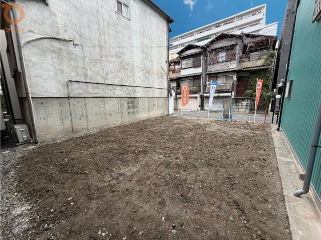 【現地土地写真】約6ｍのゆとりある間口で駐車場も安心◎　■生活至便施設も徒歩圏内に充実した暮らしやすい住環境です。