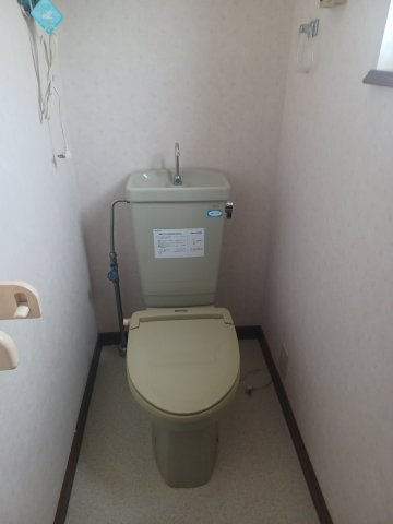 落ち着いた色調のトイレです