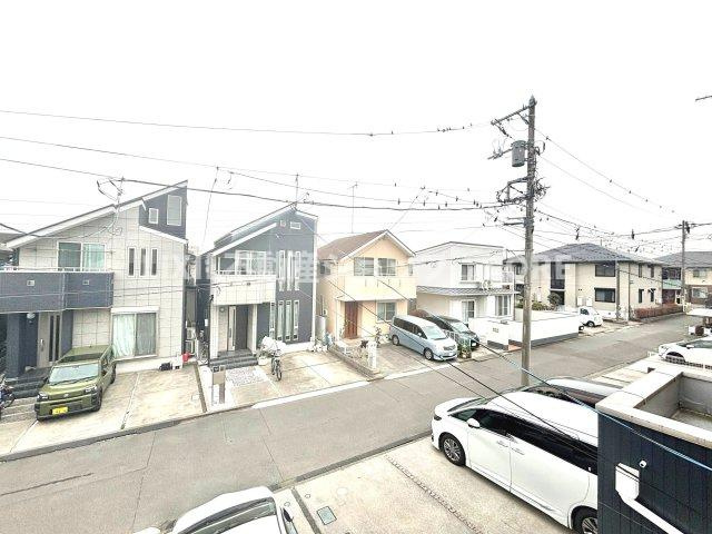 気持ちのいい空が見渡せる広いバルコニー。通風・採光にも優れ、心地よい光と風があふれています。