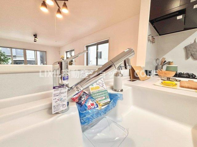 浄水と水道水を切り替えて使用できるスッキリとしたデザインの浄水器一体型水栓。