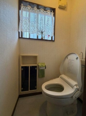 自然光と換気がうれしい、窓付きトイレ