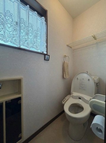 自然光と換気がうれしい、窓付きトイレ