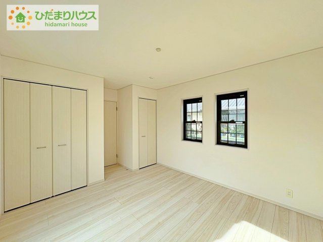 バルコニーに面していて、たっぷり光りの入る明るい主寝室です！