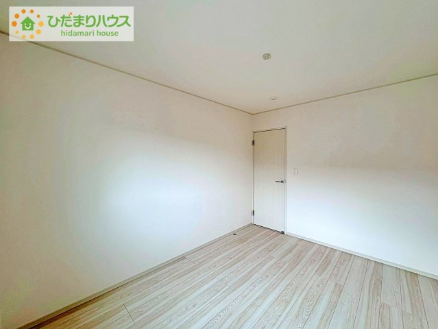天井の高い主寝室。ゆっくりと過ごせる大人のくつろぎ空間！