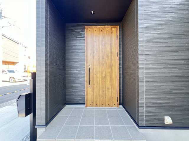 落ち着いた雰囲気の玄関ドア