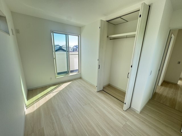 各部屋に収納を完備しております。