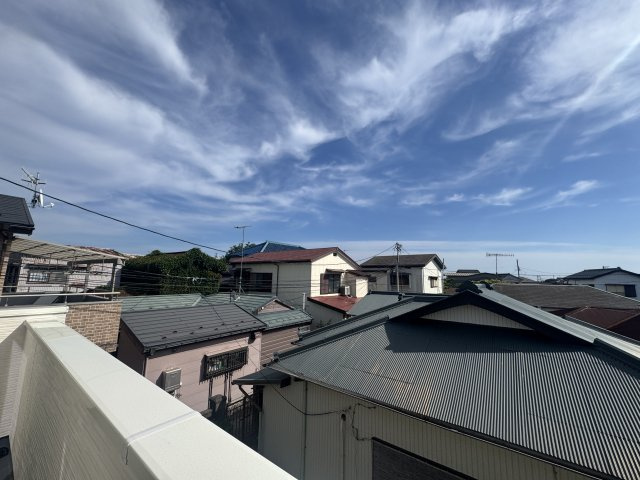 前面に眺望を邪魔する建物がなく、近隣は平家建てばかりのため開放感があります。