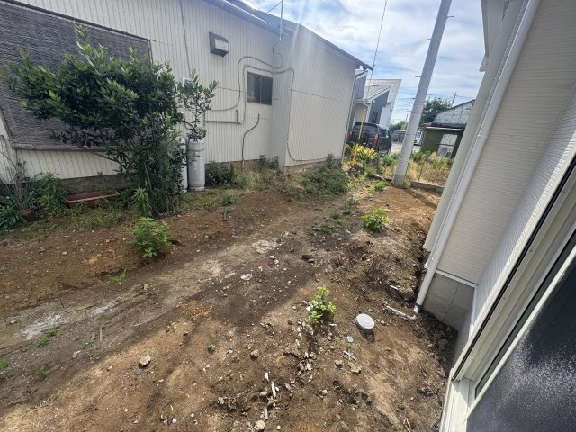 まだ完成前ですが、隣地との距離もとれているお庭です。