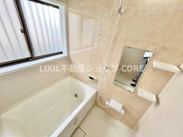 ゆったり入れる一坪バス。足を伸ばして入れるサイズは一日の疲れを癒すのに嬉しい広さですね。　