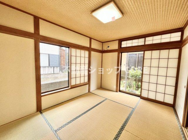 来客時や一息つきたいときなどに利用できる用途多様な空間の和室がございます。　