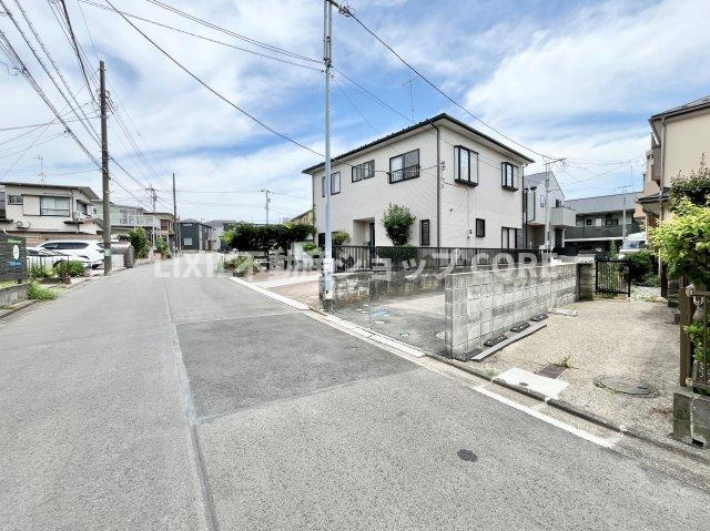前面道路は閑静な住宅地をはしる車通りの少ない道路。お車の出し入れが苦手なママや小さなお子様にも安心　