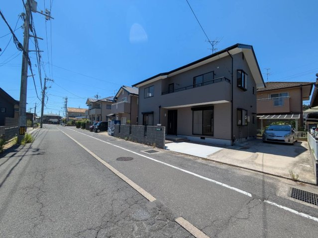 前面道路の幅員は約7.9ｍの広々道路で自動車の行き来も安心ですね♪
