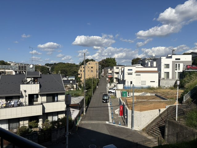 視界を遮る高い建物がなく、晴れた日には青空と豊富な自然の景色を楽しむことが可能です