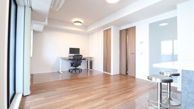 【リビングダイニング】窓からたくさんの陽が差し込み、お部屋全体がとても明るく、暖かみある空間☆
