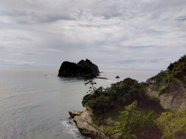 目の前に駿河湾が広がっています。堂ヶ島も目の前に見えます。素晴らしい夕日が望めます。