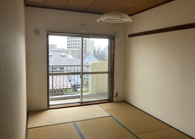 寝室でゆっくりと過ごすためにはベッド周りの適度な空間を担保することや窓の位置、照明の明るさ、寝室の広さなどを考える必要があります。自身や家族の構成とライフスタイルに併せて寝室にする部屋を選びましょう！