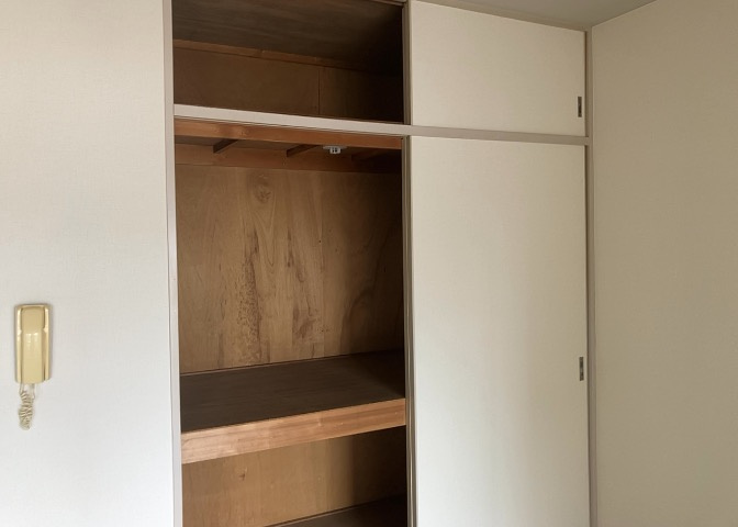 デザイン性を重視しすぎて収納が少なかった！なんてことにならないため、事前に現地で収納の数を確認しておくことをお勧めします。クローゼット以外にも床下収納や屋根裏収納、パントリーなどもチェックしましょう。