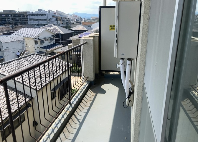 バルコニーは、室外の専用スペースのうち、「屋根がなく開放された空間」であるものを指します。ベランダより広いタイプのものが多く、日当たりもよいため家庭菜園などを楽しみたい人にとって適した環境となります。