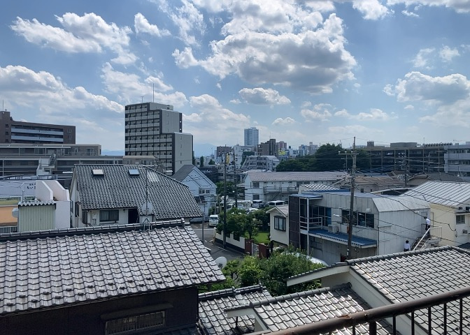 眺望の良さを楽しめるダイニングキッチンで家族団らんの時間を過ごしてはいかがでしょうか。バルコニーから見える景色を家族で眺める時間は、時間が経つのを忘れてしまいそうですね。是非、現地を見に行きましょう！