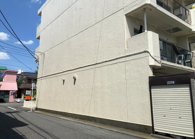 車一台あたりに必要なスペースは、標準サイズの普通自動車で横幅2m50cm、長さ5mは必要になります。ただし、乗降のことも考慮して横幅3m30cm、長さ5m50cmほどは確保できるところを選びましょう。