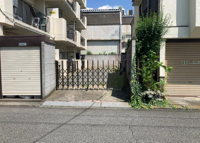 駐車場と明記されていても、最小スペースでつくられた駐車場だと大型車は駐車できなかったり、出入りしにくくなったりする可能性があります。お車のサイズと購入したい物件の駐車場のサイズを現地で確認しましょう。