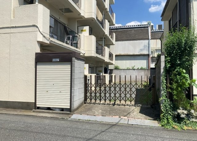 物件によっては、入居者が個人的に使用できる専用庭がついているものもあります。また、住宅の中にある土間の部分を庭と呼ぶこともあります。庭の用途は住む人によって変わり、それによってデザインもさまざまです。