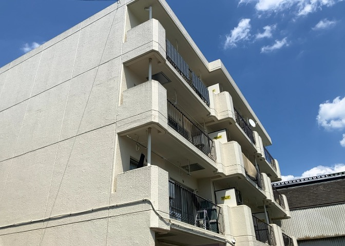 中庭（パティオ）とは、一つの建築物の内部に設けられた、壁などで囲われている庭のことを指します。コの字型、ロの字型が主流ですが、L字型の中庭もあります。最近では、インテリア性の高さからも人気があります。