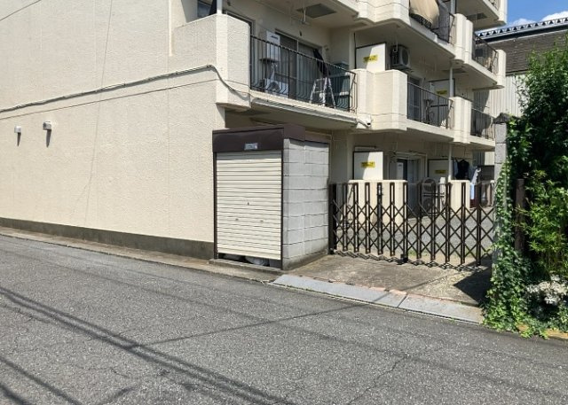 共有部分は、住民なら誰もが使える設備のこと。例えば駐車場やエレベーター、インターネット設備、セキュリティ設備などがあります。他にも、マンションの廊下・外部階段やエントランス・ゴミ置き場などがあります。