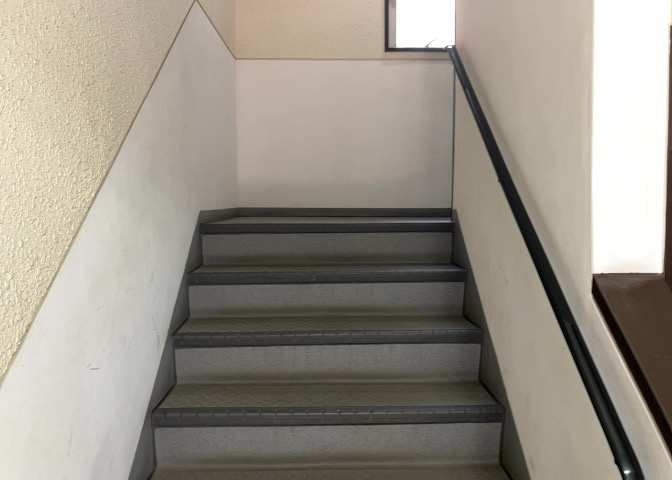 ロビーというと、エントランスと何がちがうの？と思いますよね。実はロビーとエントランスには明確な決まりはありません。物件によっては、エントランスを入って広がるある程度の広さのある空間がロビーとなります。