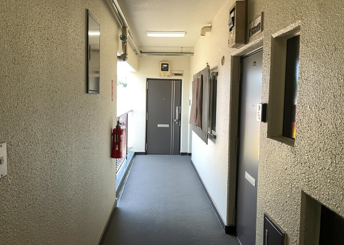 共有部分は、住民なら誰もが使える設備のこと。例えば駐車場やエレベーター、インターネット設備、セキュリティ設備などがあります。他にも、マンションの廊下・外部階段やエントランス・ゴミ置き場などがあります。