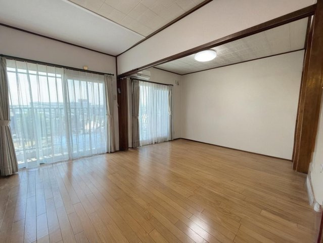 南に面した明るいリビングです【本画像は居住者様の家具をCGで消した画像であり、現況と異なる可能性がございます。】