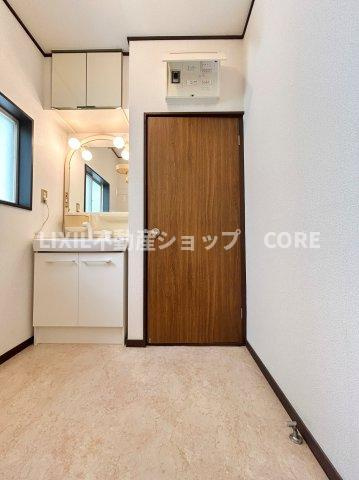 ゆったり落ち着いてお使い頂ける広さが魅力のパウダールーム。朝から気分良く通勤通学に向かえそうですね！