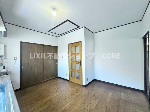 床材や建具は家具にも合わせやすい落ち着いた色合いになっております。