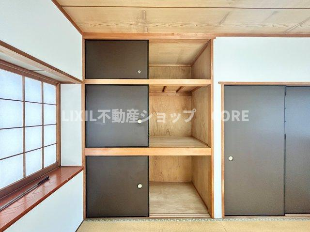 奥行きもあるので、収納ボックスをそのまま押入れの中へ。部屋にものが出ずスッキリ。