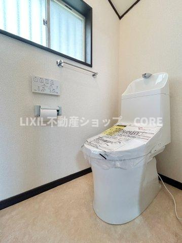 見た目もスッキリとしたデザインのトイレには温水洗浄暖房便座付き。
