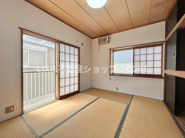 伝統的な日本情緒のある、温かみと落ち着きが感じられる和室です。