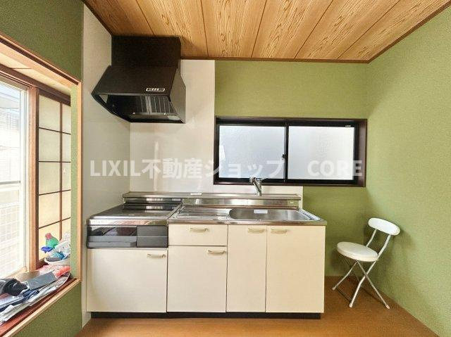 沢山の調理器具や調味料が収納でき、大きな流しもついてます　毎日のお料理が楽しみです。