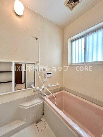 浴室には、気持ちの良い光と爽やかな風をたっぷりと取りこめる開閉式の窓も設置しています。